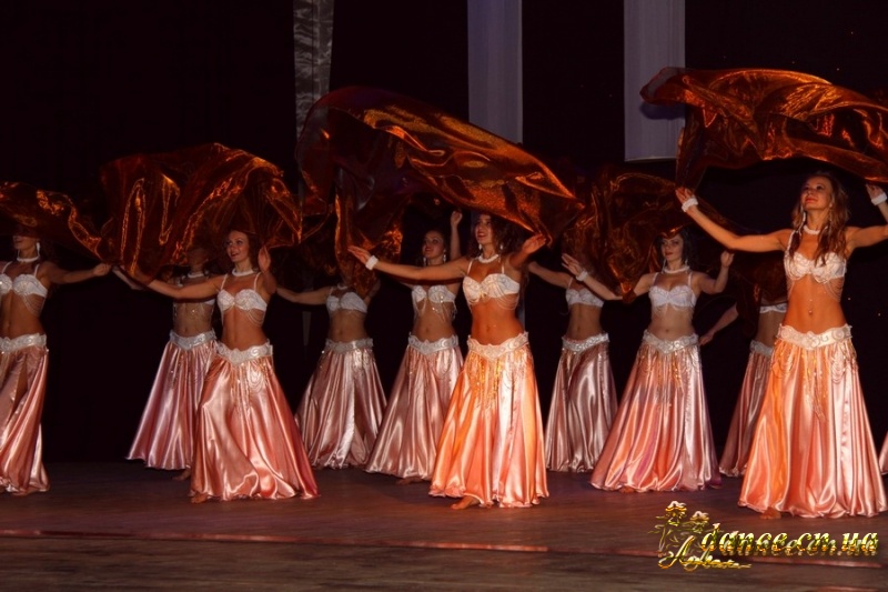 Восточный танец на сцене города Чернигов