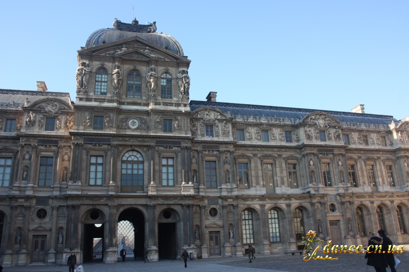 Лувр -часть королевского дворца 