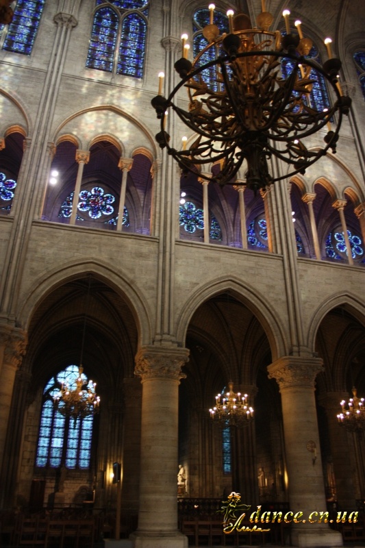 Внутри Собора Парижской Богоматери