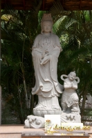 Статуя китайских божеств в политеистическом храме на Цейлоне