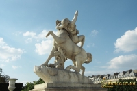 Кентавр Несс в саду Лувра, считаеться одной из самых красивых статуй Парижа
