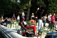 Ребята отдыхаю в парке Лувра возле фонтана