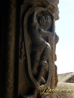 Изображение индийской танцовщицы на Храме