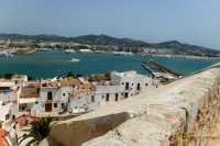 Вид на гавань из старой крепости на острове Ибица