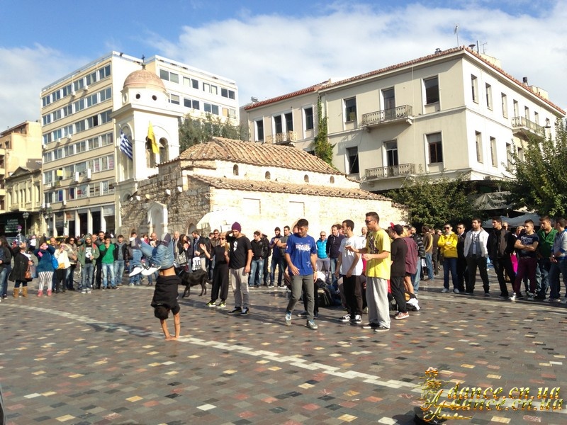 Танцы на улицах Афин